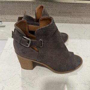 Universal Thread Dark Gray Heeled Boots